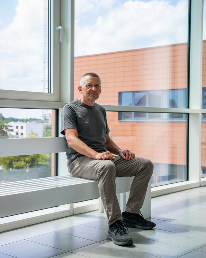 zdjęcie siedzącego mężczyzny