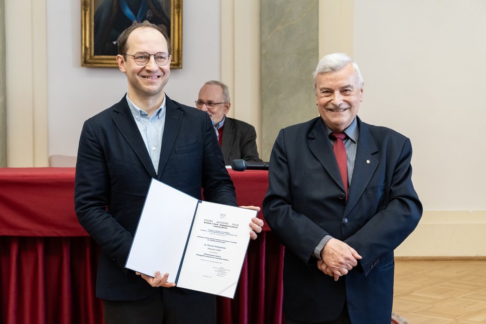 dr Szenajch podczas wręczenia nagrody