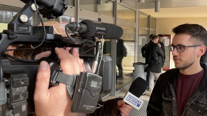 młody mężczyzna opowiadający o zaćmieniu Słońca przed kamerą