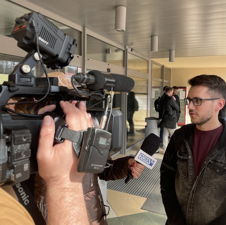młody mężczyzna opowiadający o zaćmieniu Słońca przed kamerą