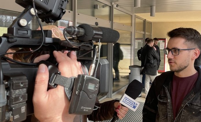 młody mężczyzna opowiadający o zaćmieniu Słońca przed kamerą