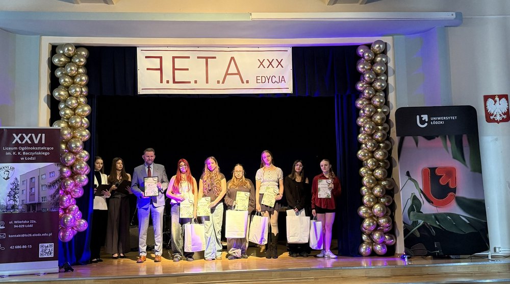 dr Radosław Olszewski wręcza nagrody młodym twórcom na scenie