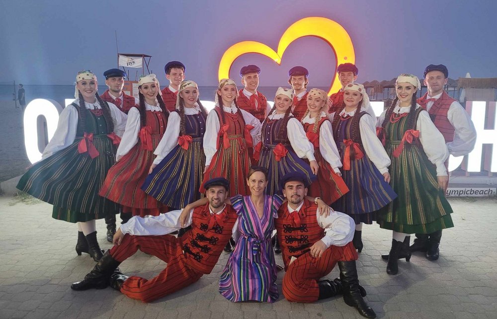 Członkowie akademickiego zespołu pieśni i tańca UŁ