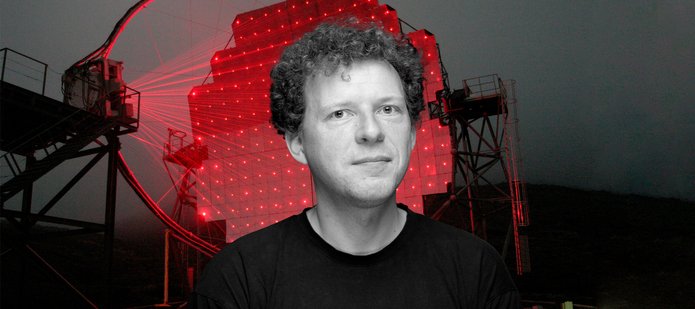 Prof. Julian Sitarek na tle teleskopu MAGIC