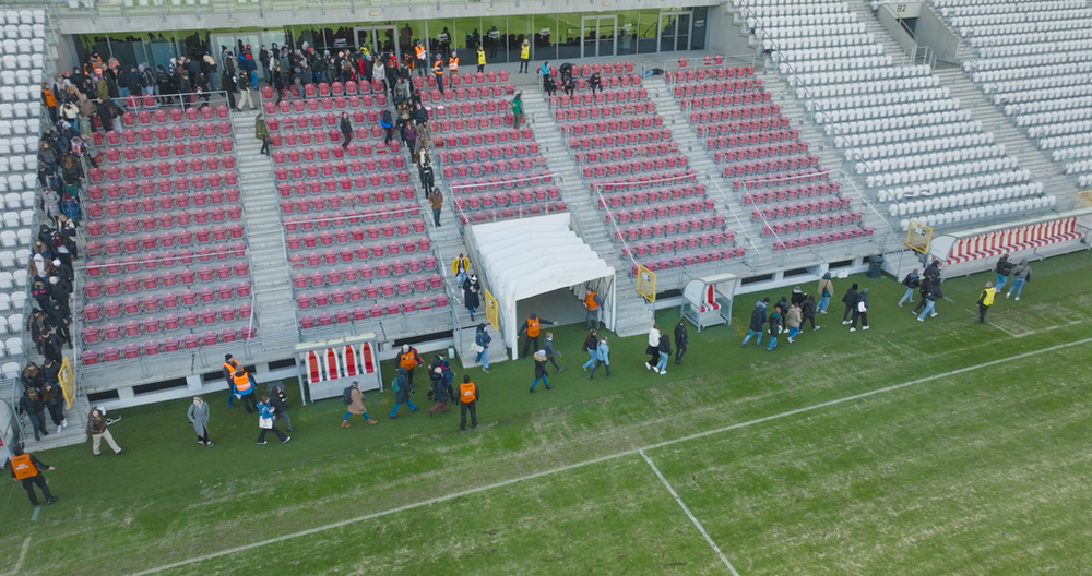 widok na murawę stadionu podczas ćwiczeń