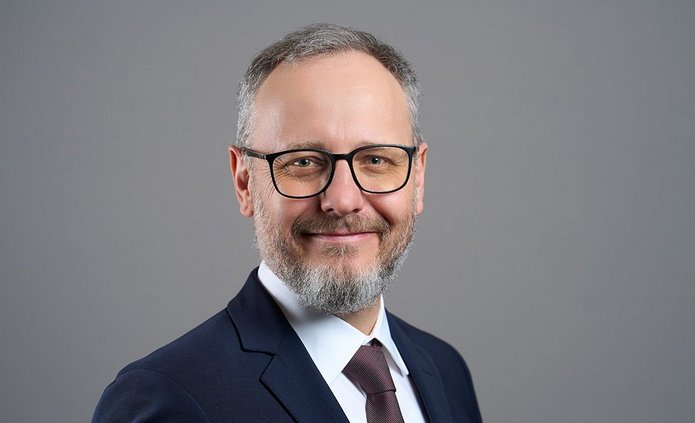 Profesor w garniturze