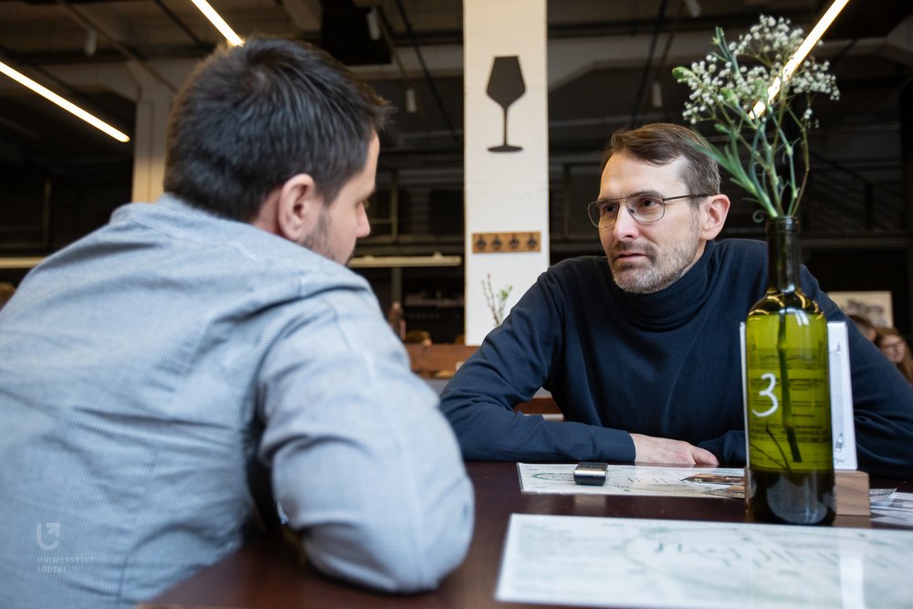 Rektor UŁ prof. dr hab. Rafał Matera w rozmowie z dziennikarzem