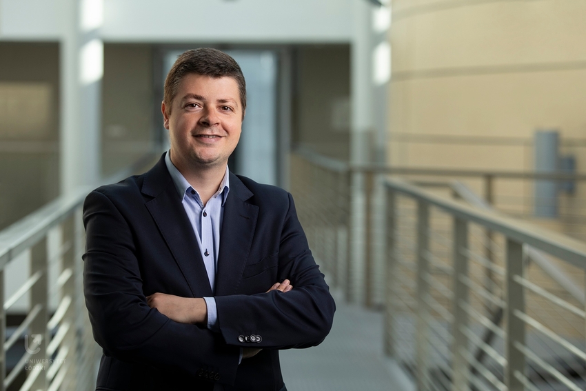 mężczyzna w marynarce 