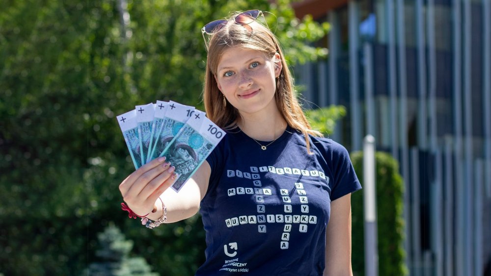 studentka trzymająca plik banknotów