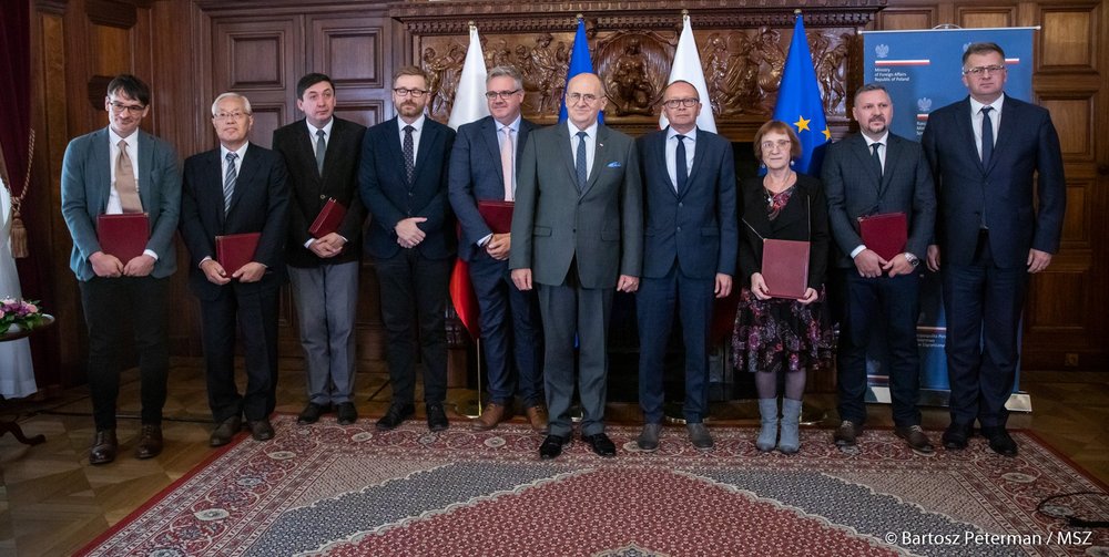 Minister spraw zagranicznych prof. Zbigniew Rau wśród laureatów IV i V edycji Konkursu Historycznego w Pałacu Biedermanna.