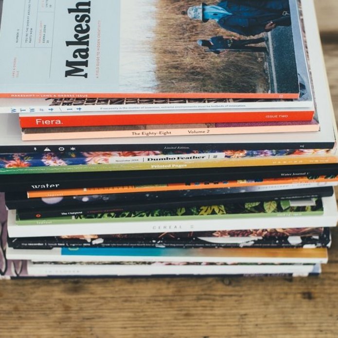 Sterta kolorowych czasopism. Zdjęcie poglądowe.