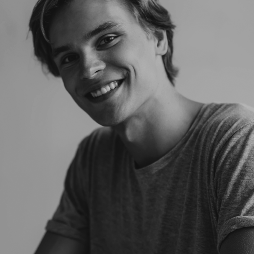 Dwie osoby uśmiechają się.