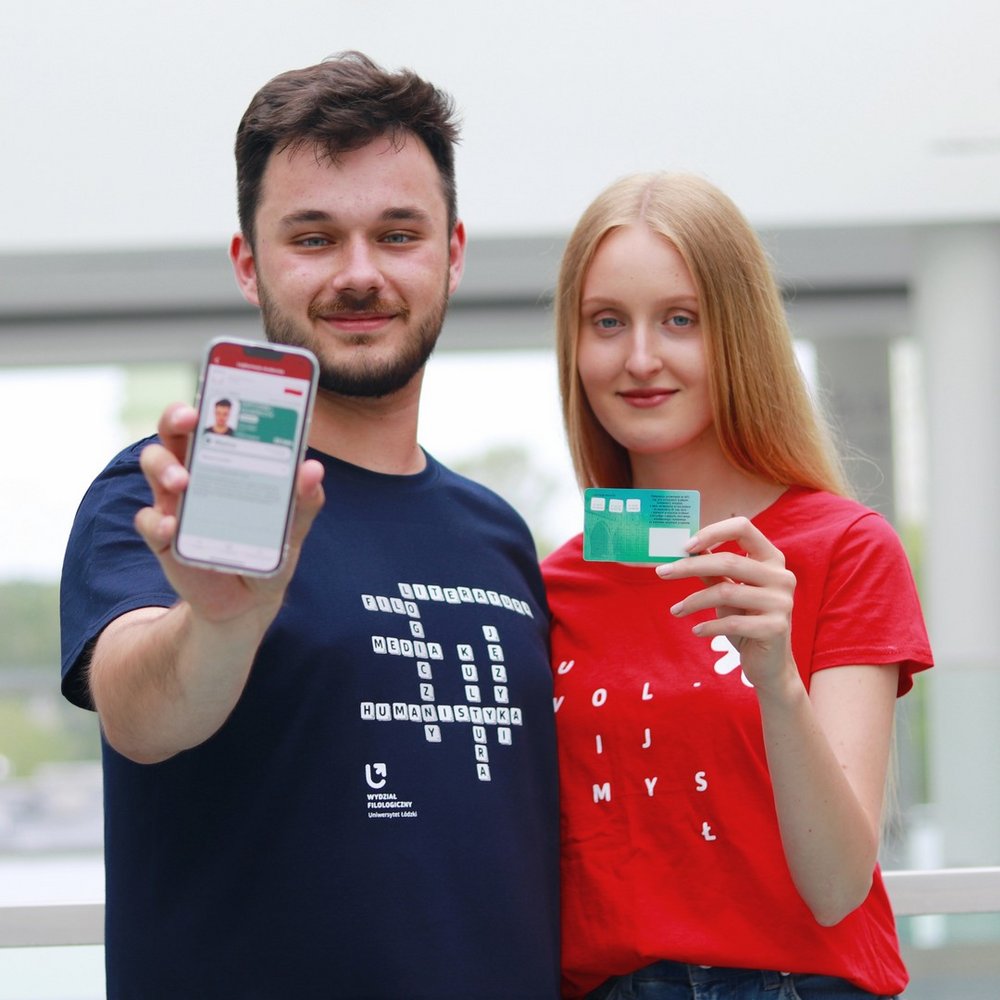 Studenci z legitymacjami