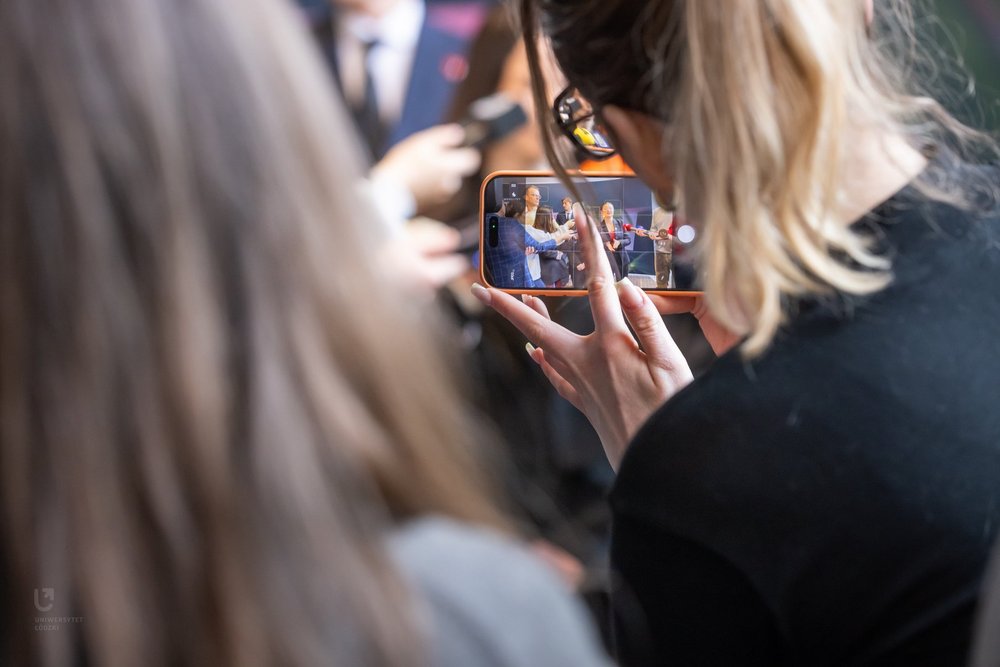 Fotografowanie briefingu prasowego