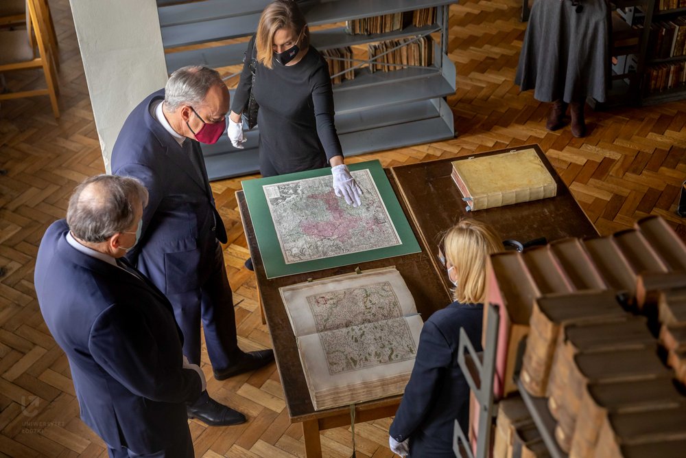 ambasador Luksemburga podczas zwiedzania Biblioteki UŁ