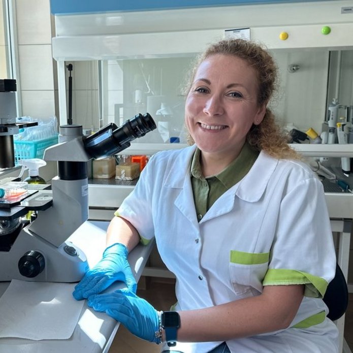 smart capsules, photo of a scientist at a microscope