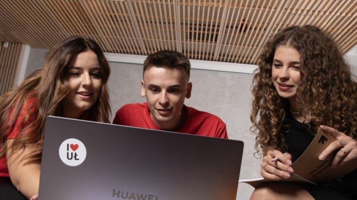 Zdjęcie studentów UŁ przy laptopie