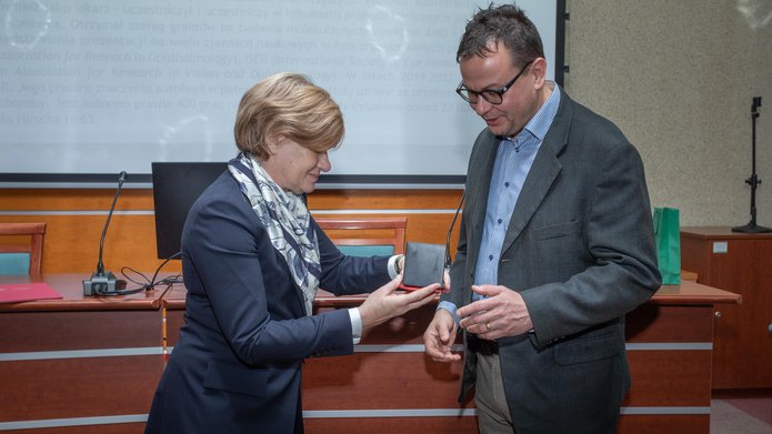 Rektor UŁ i profesor podczas wręczania medalu