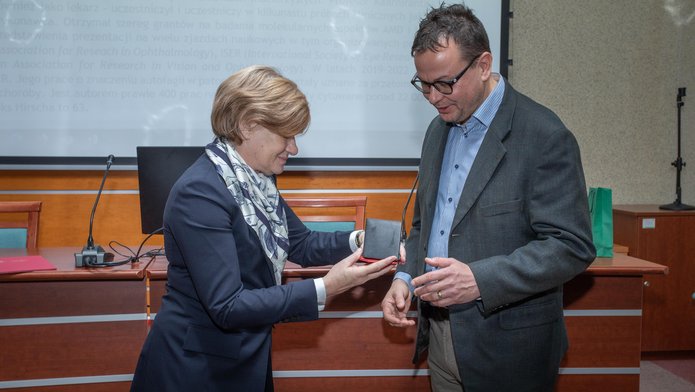 Rector of the University of Lodz and Professor during presentation of the medal