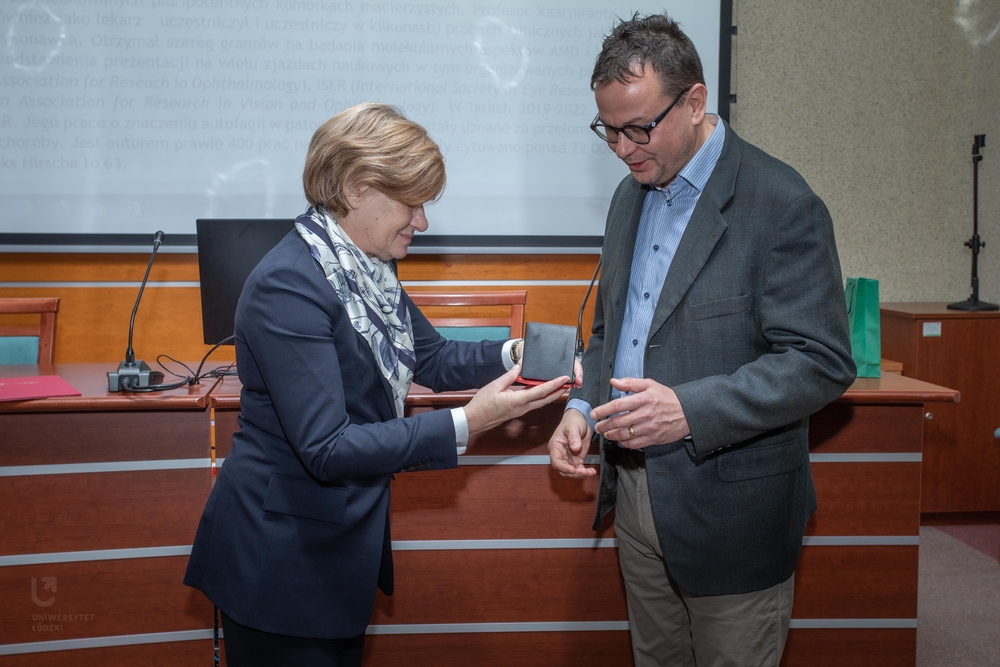 Rector of the University of Lodz and Professor during the presentation of the medal
