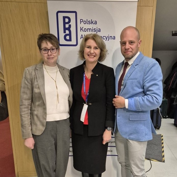 Prorektorka UŁ dr hab. Małgorzata Wrzesień, prof. uczelni, prof. dr hab. Joanna Wójcik, prorektor ds. studenckich i kształcenia Uniwersytetu im. Adama Mickiewicza w Poznaniu, przewodnicząca Uniwersyteckiej Komisji Kształcenia, oraz dr hab. Jakub Jakubowski, prof. uczelni, prorektor ds. kształcenia i spraw studenckich Uniwersytetu Jana Długosza w Częstochowie na konferencji PKA