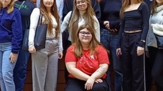 Grupa młodych ludzi na Wydziale Zarządzania UŁ