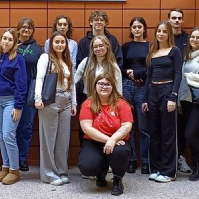 Grupa młodych ludzi na Wydziale Zarządzania UŁ