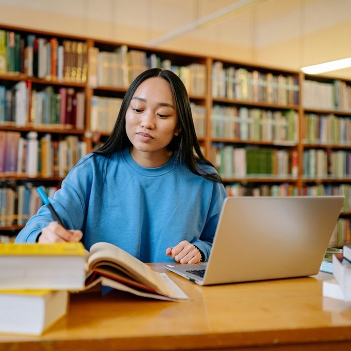 grafika promująca UNIC Online Open Courses