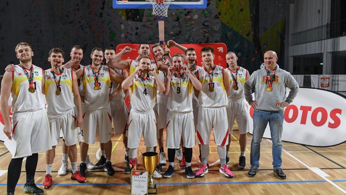 Drużyna koszykarska AZS UŁ z medalami