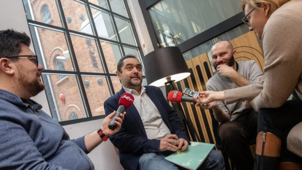 dr Damian Kasprzyk udziela wywiadu dziennikarzom