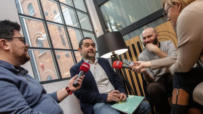 Autor artykułu dr Damian Kasprzyk opowiada dziennikarzom o zwyczajach świątecznych dr Damian Kasprzyk udziela wywiadu dziennikarzom