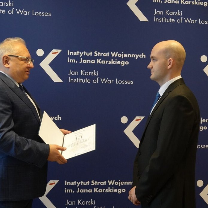  Jakub Kuliś (University of Lodz Doctoral School of Humanities) during collecting the award for taking third place in the diploma theses competition