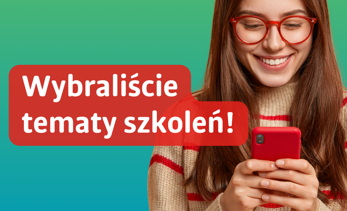 uśmiechająca się młoda kobieta trzyma telefon