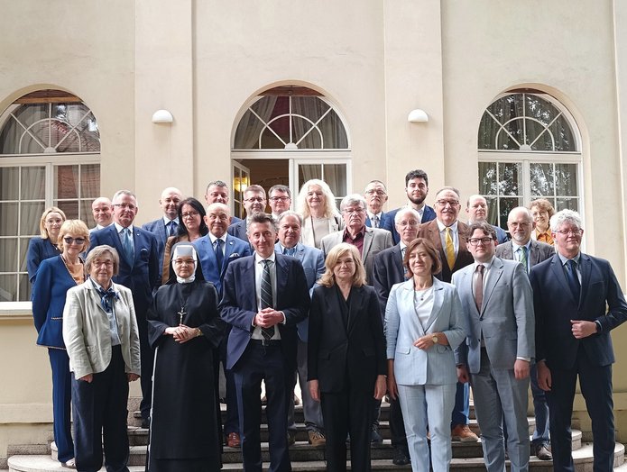 zdjęcie zbiorowe uczestników posiedzenia przed Pałacem Biedermanna