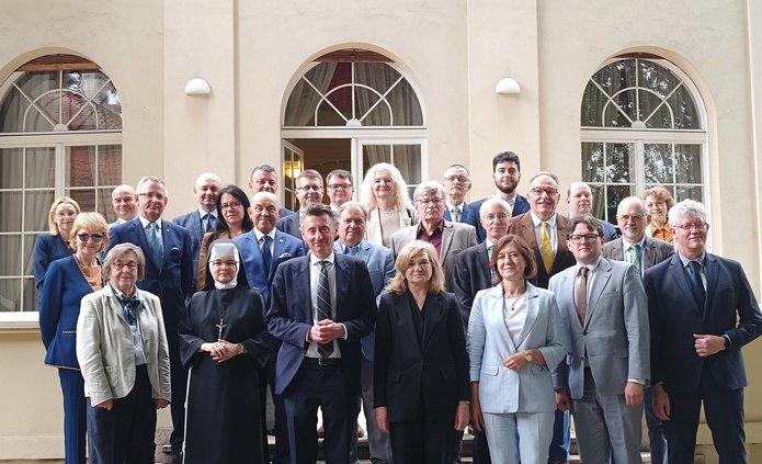 zdjęcie zbiorowe uczestników posiedzenia przed Pałacem Biedermanna