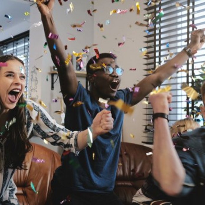 Studenci świętujący sukces