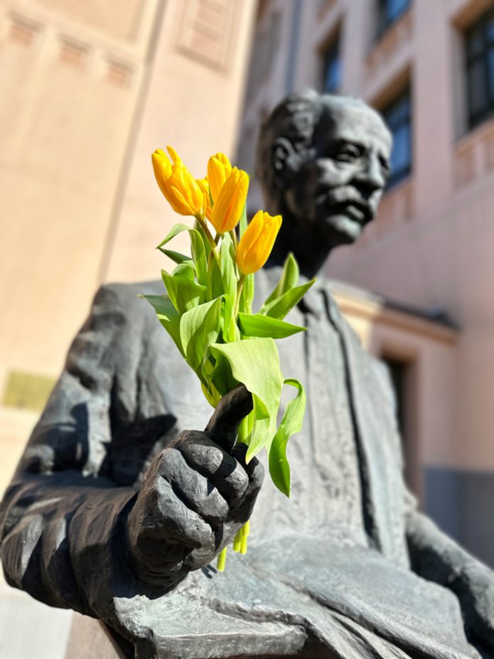 monument of Prof. Tadeusz Kotarbiński with flowers