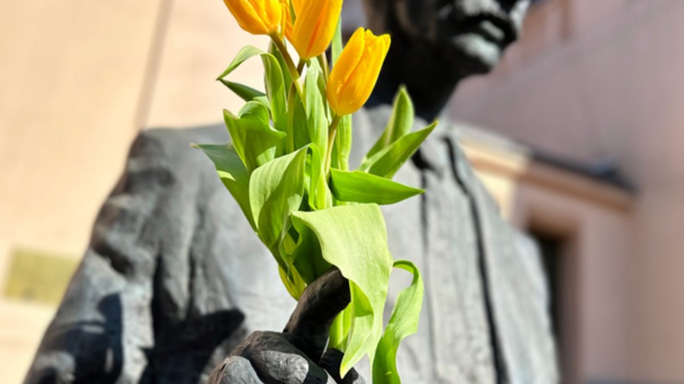 monument of Prof. Tadeusz Kotarbiński with flowers
