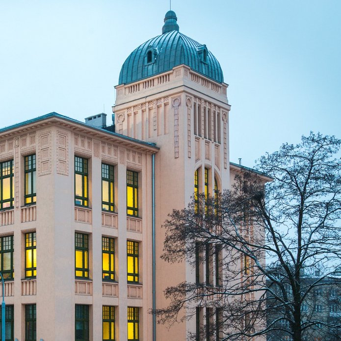 budynek rektoratu UŁ o zmierzchu