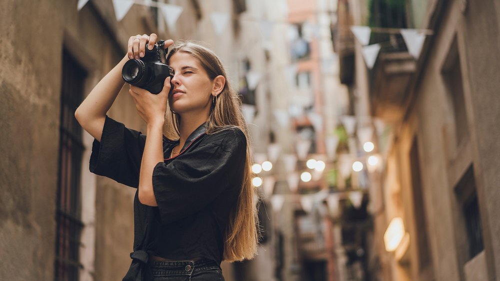młoda kobieta fotografuje w mieście