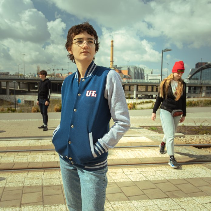 Dwoje studentów stojących na tle zabudowań Dworca Łódź Fabryczna