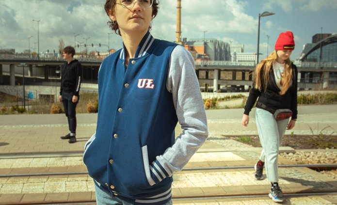 Dwoje studentów stojących na tle zabudowań Dworca Łódź Fabryczna