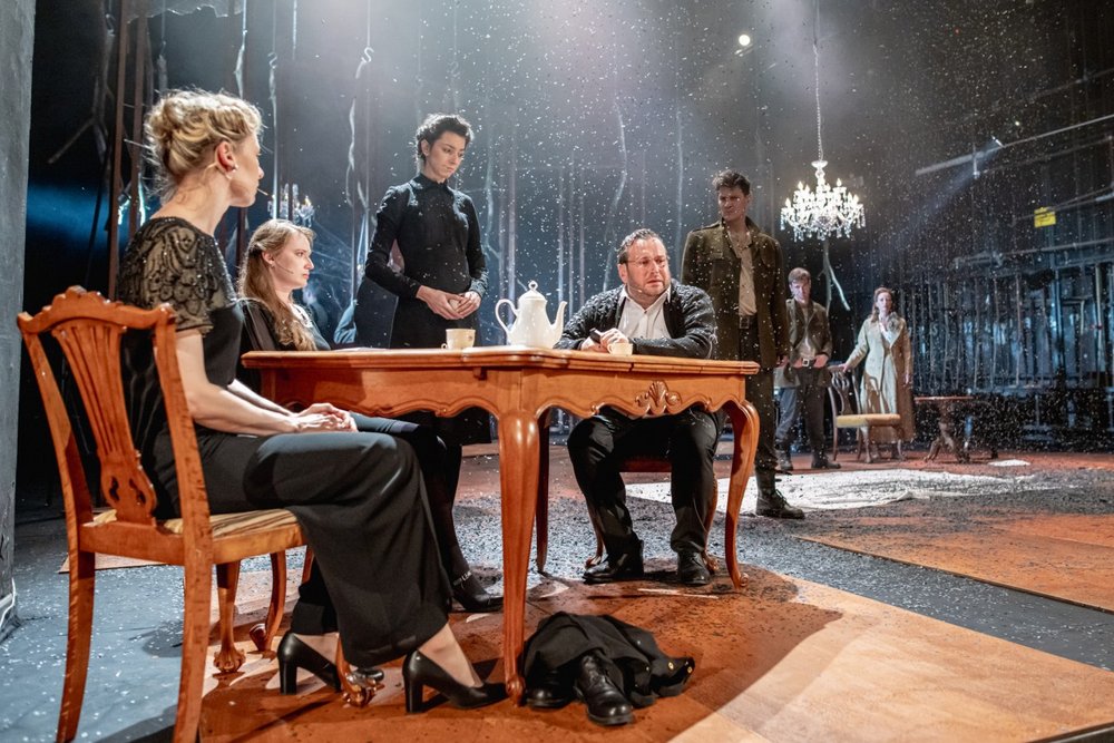 Scena ze spektaklu Biedermannowie z aktorami Teatru Powszechnego