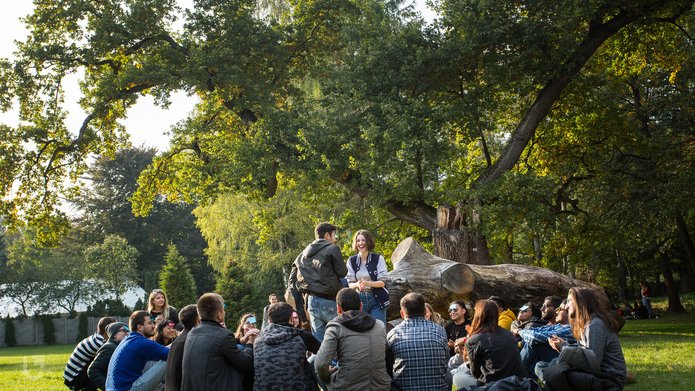 Studenci siedzący razem w parku