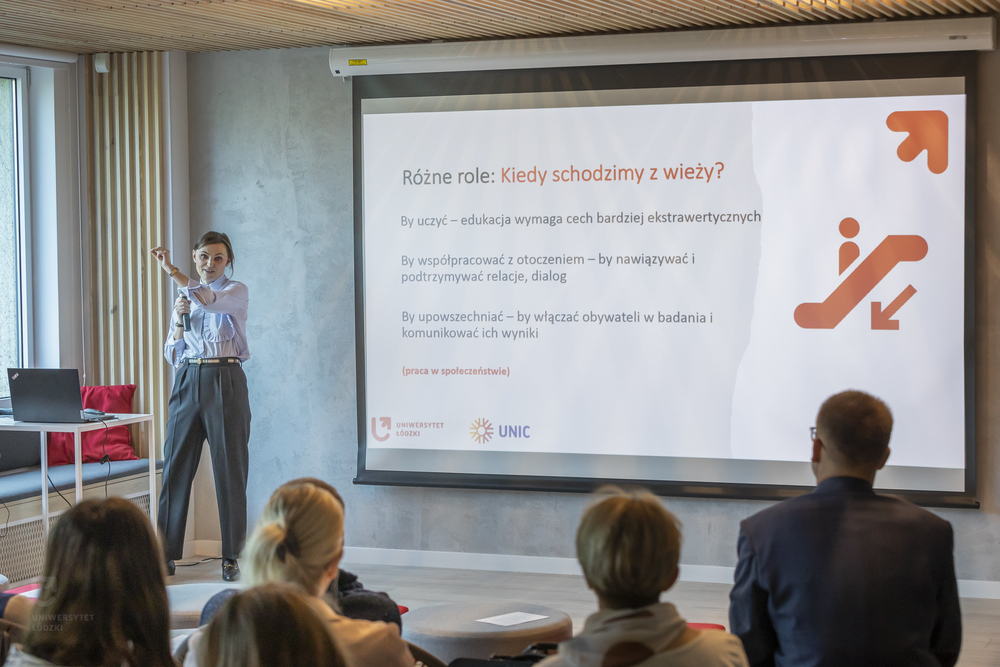 Prof. Agnieszka Kurczewska delivering a presentation Prof. Agnieszka Kurczewska delivering a presentation