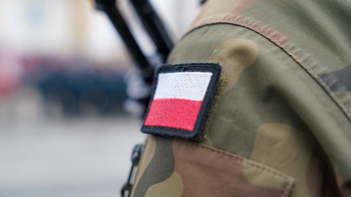 Polska flaga na rękawie munduru