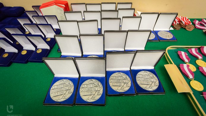 medals and gold badges of UL