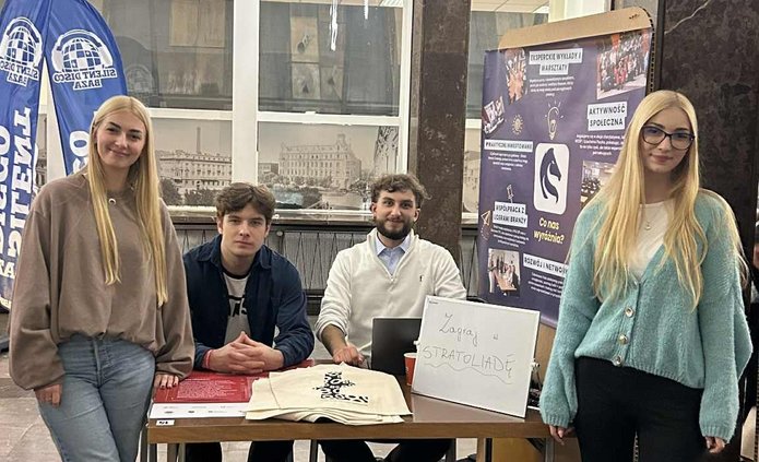 Członkowie SKN Stratolog podczas targów