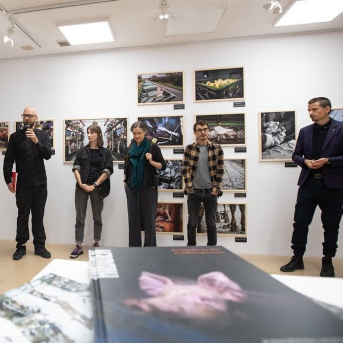 Grupa ludzi podczas otwarcia wystawy "Hidden""