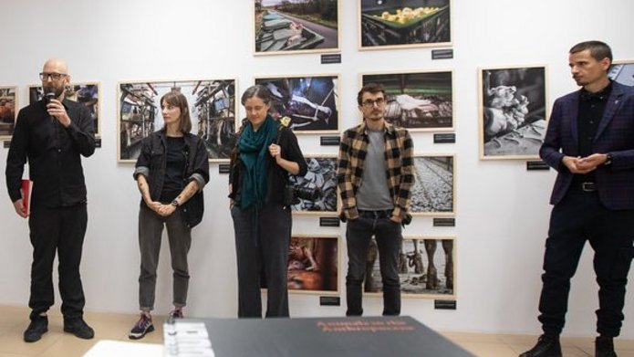 Grupa ludzi podczas otwarcia wystawy "Hidden""